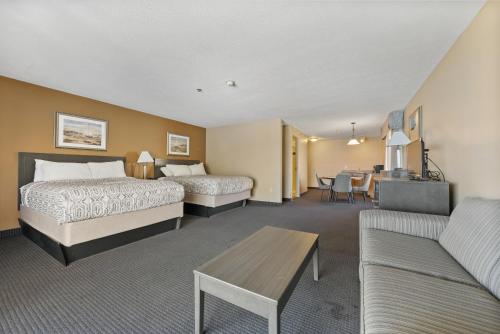 普廷贝Bayshore Resort at Put-in-Bay的酒店客房,设有两张床和一张沙发