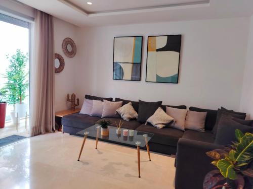 卡萨布兰卡Cosy apartment with terrasse at in CFC的客厅配有沙发和桌子