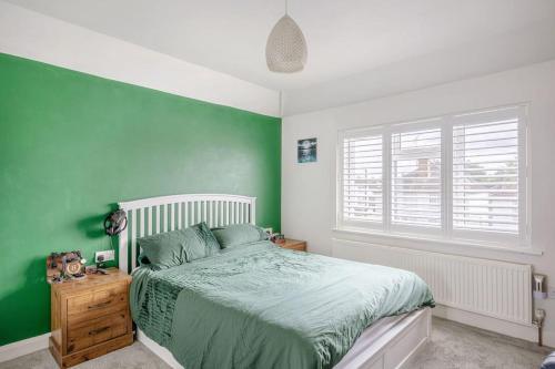 彼索普斯托福A Spacious 2 Bed Home in a Central Location的绿色卧室设有床和窗户