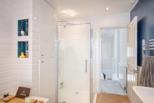 彼索普斯托福A Spacious 2 Bed Home in a Central Location的带淋浴和盥洗盆的白色浴室
