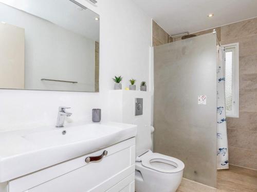 NibeHoliday home Nibe VI的白色的浴室设有卫生间和水槽。