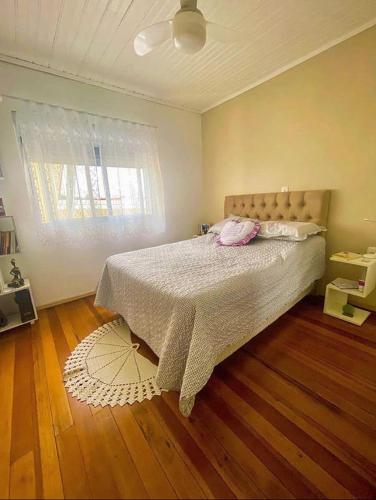 索罗卡巴Recanto santa esmeralda的一间卧室设有一张床和一个窗口