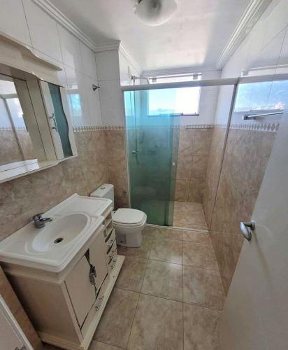 索罗卡巴Recanto santa esmeralda的浴室配有卫生间、盥洗盆和淋浴。