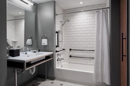 芝加哥芝加哥扎卡里翠贡精选酒店 的带浴缸、水槽和淋浴的浴室