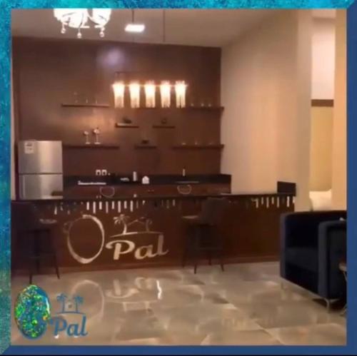 欧普尔Opal Resorts的墙上有板条标的房间