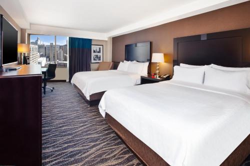 费城费城市中心快捷假日酒店的酒店客房配有两张床和一张书桌