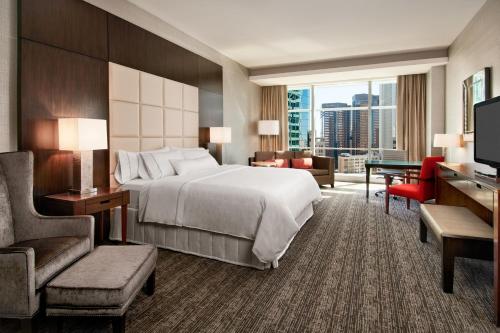 凤凰城The Westin Phoenix Downtown的大型酒店客房设有床和电视。