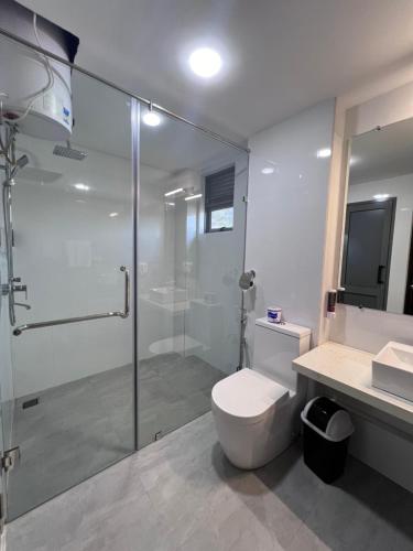 努沃勒埃利耶88th Nuwara Eliya的一间带卫生间和玻璃淋浴间的浴室