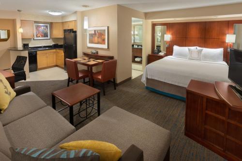 多伦多Residence Inn by Marriott Toronto Downtown / Entertainment District的酒店客房设有床和客厅。