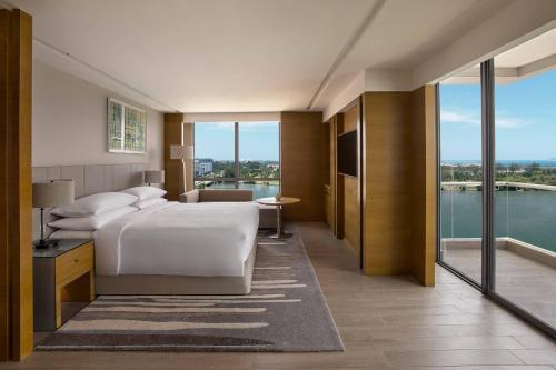 哥打京那巴鲁哥打京那巴鲁万豪酒店&度假村的一间卧室配有一张床,享有水景