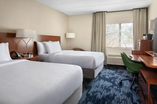 沃灵福德Fairfield by Marriott Inn & Suites Wallingford New Haven的酒店客房配有两张床和一张书桌