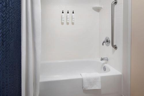 沃灵福德Fairfield by Marriott Inn & Suites Wallingford New Haven的浴室配有白色浴缸和淋浴。