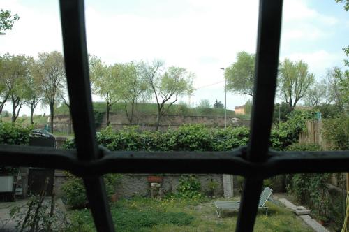 维罗纳勒马大雷那住宿加早餐旅馆的窗户享有花园的景致。