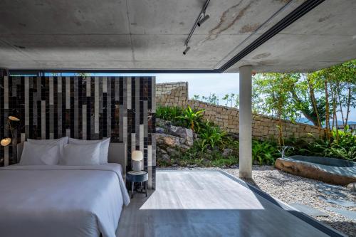 芽庄Venity Villa Nha Trang的一间卧室设有一张床和一个大窗户
