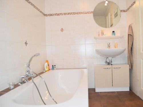诺德代希Deichjuwel Comfortable holiday residence的带浴缸和盥洗盆的浴室