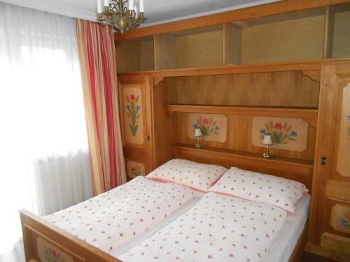 平茨高谷地霍勒尔斯巴赫Ferienwohnung Fred的一间卧室配有一张带木制床头板的床