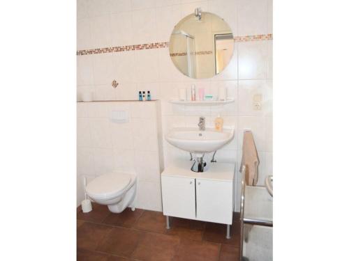 诺德代希Windrose Comfortable holiday residence的一间带水槽、卫生间和镜子的浴室