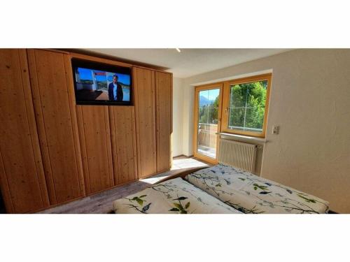 韦尔塔赫Alpine Lodge Comfortable holiday residence的一间卧室配有一张床和一台平面电视