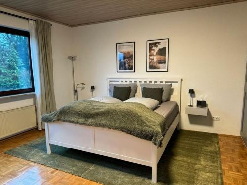 魏尔堡Lovely apartment near the water的卧室配有一张带绿毯的白色床