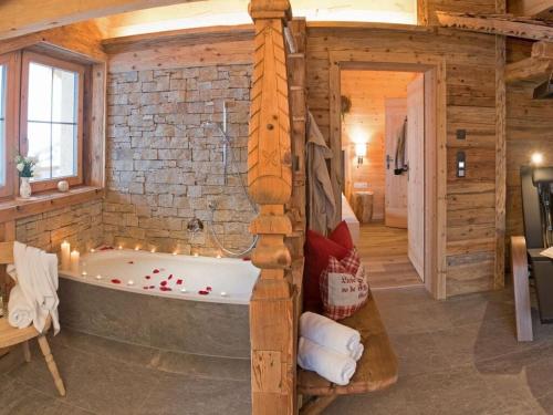 希帕赫Romantic Chalet Waldschlössl的砖墙客房内的浴缸