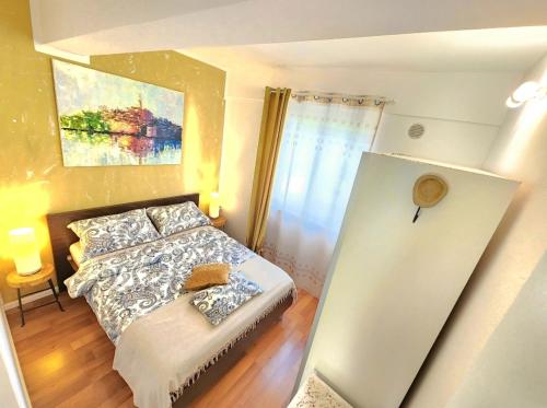 罗维尼露西亚公寓的一间小卧室,配有床和窗户