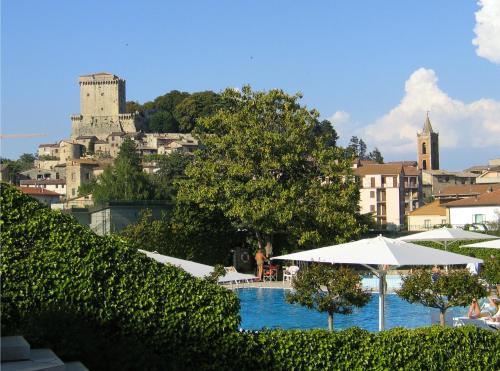 萨尔泰阿诺帕克德勒皮森酒店的享有带游泳池和城堡的度假胜地的景色