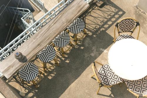 台南FunNan Guesthouse的阳台享有椅子和桌子的上方景色。