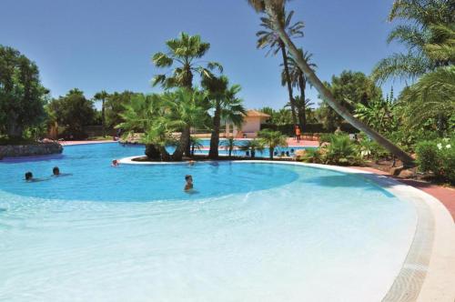 马萨龙casa limon的度假村的游泳池,人们在里面游泳