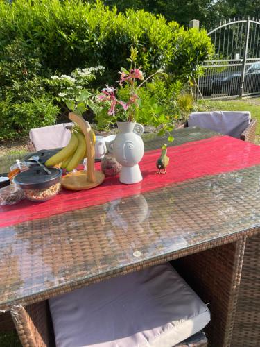 Dormans LandSouth Lodge House的一张桌子上放着一束植物和香蕉