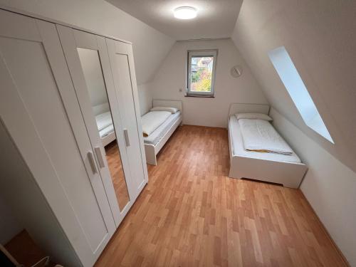 SchelklingenMonteurunterkunft für 8 Personen nähe Ulm的小房间设有两张床和窗户