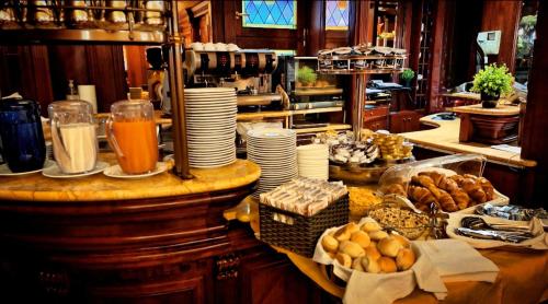 威尼斯力士酒店的厨房配有带食物和盘子的柜台