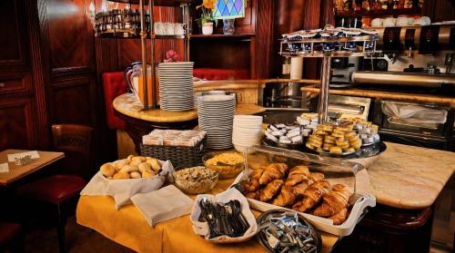 威尼斯力士酒店的厨房配有带面包和糕点的桌子