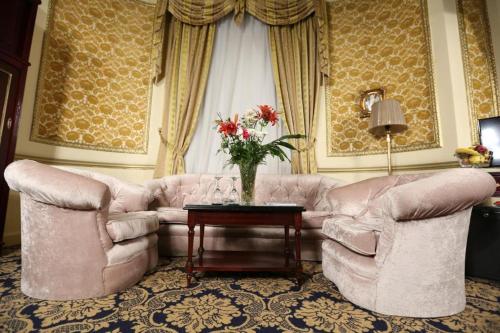 亚历山大Windsor Palace Luxury Heritage Hotel Since 1906 by Paradise Inn Group的客厅配有沙发和鲜花桌