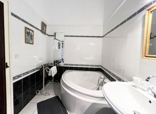 萨利耶德贝阿尔恩乐和米亚住宿加早餐旅馆的白色的浴室设有卫生间和水槽。