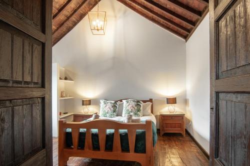 圣布里希达La Casa del Gamonal的一间卧室配有一张床、两张桌子和两盏灯。