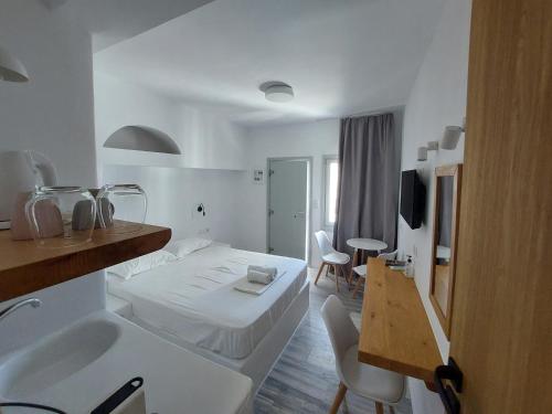 纳克索乔拉Castellino Naxos的白色的客房设有床和水槽