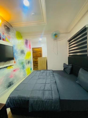 莱基Port Punta的一间卧室配有一张床和一台平面电视