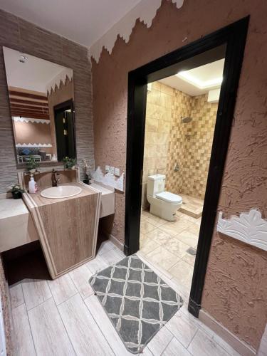 利雅德شاليهات حائط طيني的带浴缸、盥洗盆和卫生间的浴室