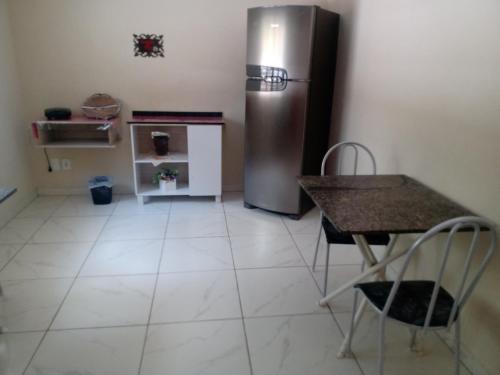 塞拉内格拉Campo dos Sonhos的厨房配有冰箱和桌椅