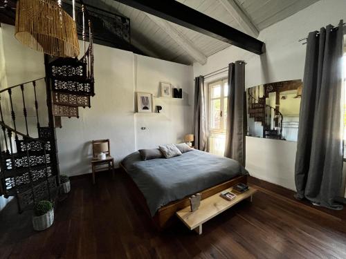 维韦罗内Cascina gnocca VIVERONE avventura的一间卧室设有一张床,楼梯位于卧室内