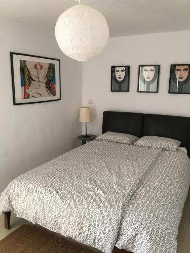 莫甘Casa del Sol的卧室配有一张床,墙上挂有图片