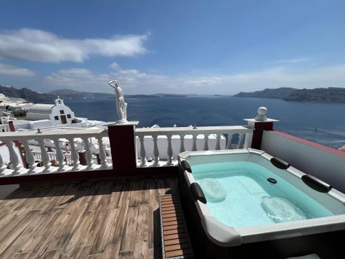 伊亚Maryloujohn Villas Oia的海景阳台上的热水浴池