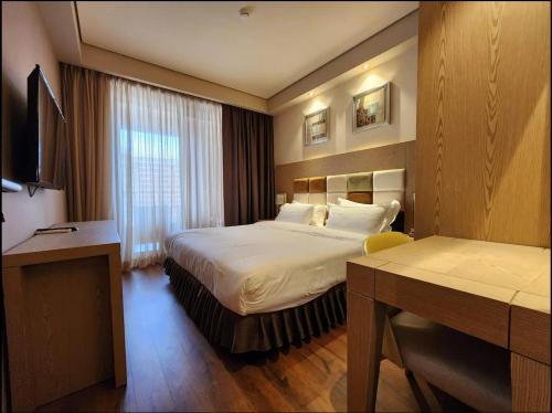 查克维Dreamland Oasis luxury apartment的酒店客房配有两张床和一张书桌
