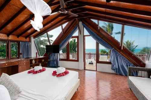 班邦宝Beachfront Villa, Bang Po的海景客房 - 带两张床