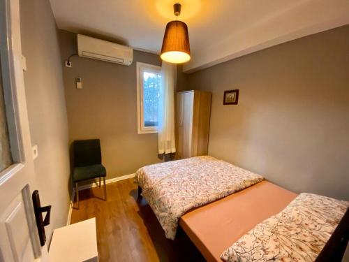 伊兹密尔İZMİR merkezde müstakil TEMİZ küçük ev的一间小卧室,配有两张床和窗户