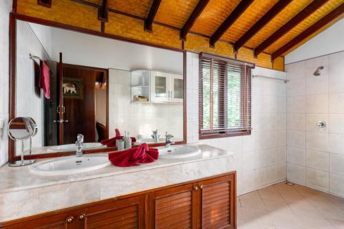 班邦宝Beachfront Villa, Bang Po的一间带水槽和镜子的浴室