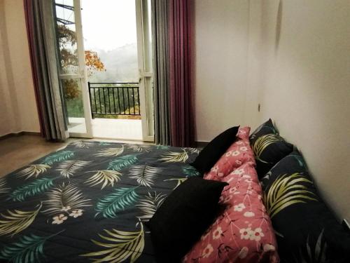 PussellawaVilla Cascade的客厅设有床和窗户