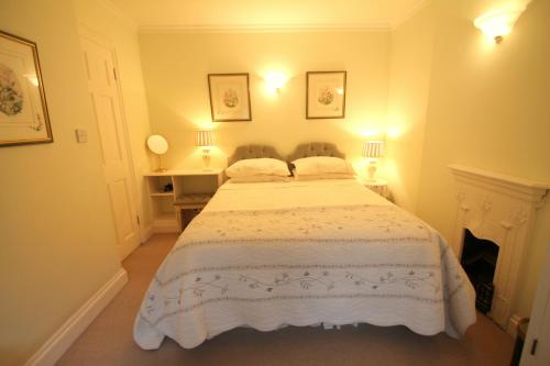 波洛克Hurlestone Apartment的卧室配有白色的床和2个枕头