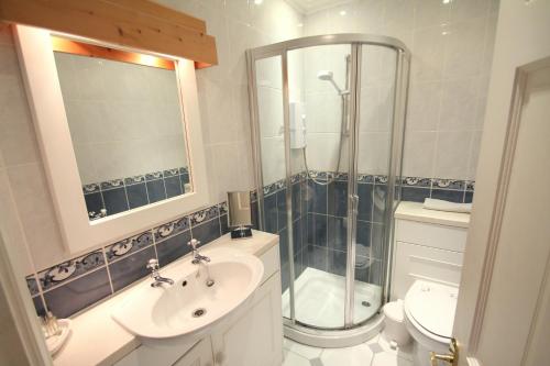 波洛克Hurlestone Apartment的带淋浴、盥洗盆和卫生间的浴室