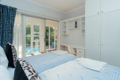豪特湾Hout Bay Hilltop的一间卧室设有一张床和一个大窗户
